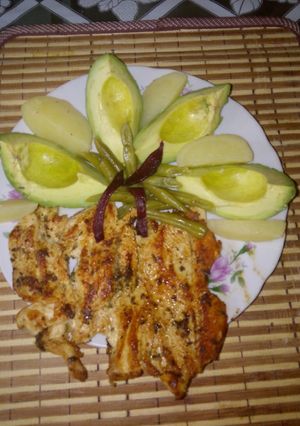 Una foto de Pollo a la plancha con palta