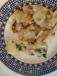 Una foto de Merluza al horno con patatas panaderas