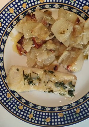 Una foto de Merluza al horno con patatas panaderas