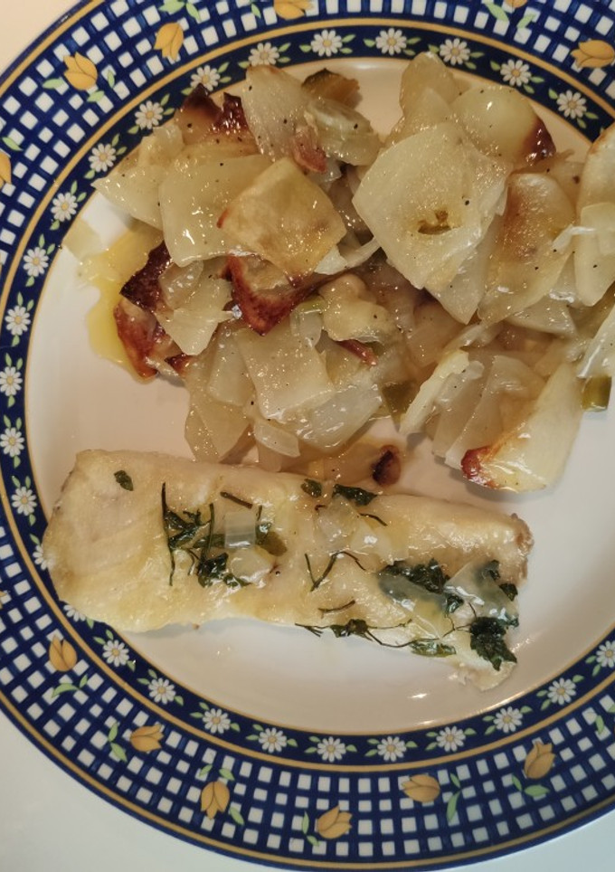Una foto de Merluza al horno con patatas panaderas