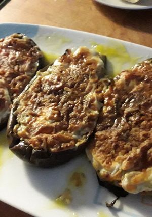 Una foto de Berenjenas gratinadas rellenas de atún