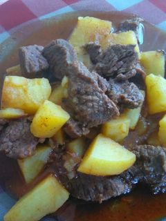 Marhapörkölt krumplival recept fotója