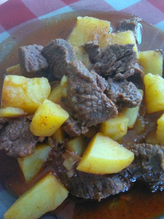 Marhapörkölt krumplival recept fotója