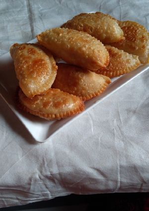 मावा गुजिया (Mawa gujiya recipe in Hindi) रेसिपी मुख्य फोटो
