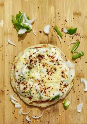 पिझ्झा विथ व्हाईट & रेड सॉस विदाऊट ओवन (no oven pizza recipe in marathi) रेसिपी चे मुख्य फोटो