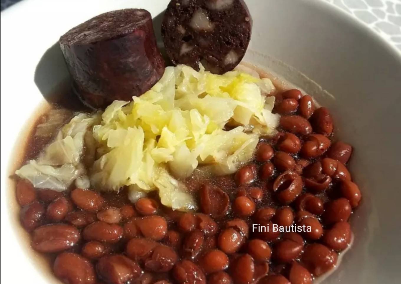 Habichuelas o alubias negras con col (repollo)