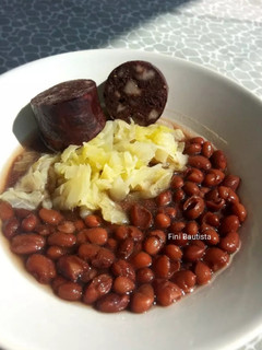 Una foto de Habichuelas o alubias negras con col (repollo)