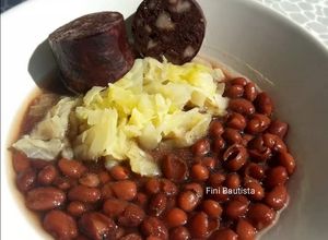 Foto principal de Habichuelas o alubias negras con col (repollo)