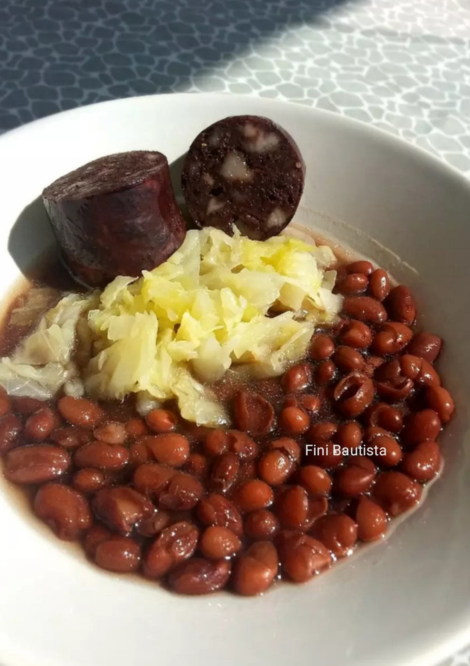Una foto de Habichuelas o alubias negras con col (repollo)