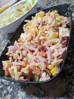 Una foto de Ensalada con jamón y queso