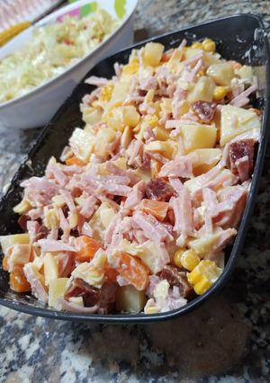 Una foto de Ensalada con jamón y queso