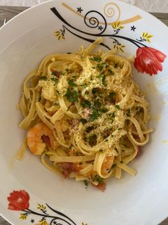 Una foto de Espaguetis con gambas y jamón al estilo carbonara