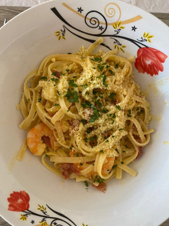Una foto de Espaguetis con gambas y jamón al estilo carbonara