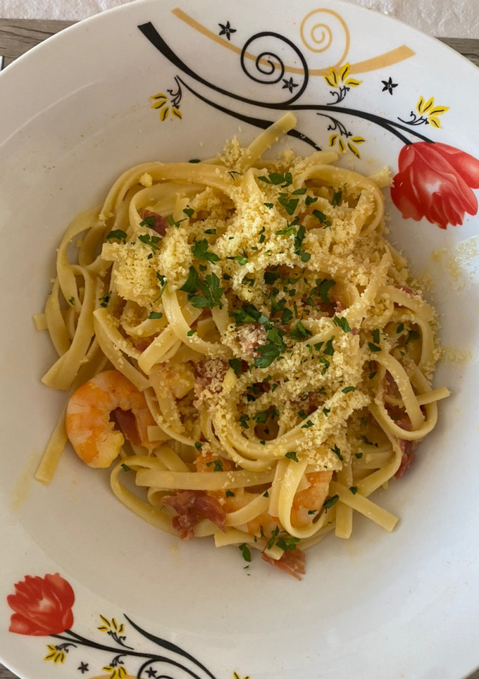 Una foto de Espaguetis con gambas y jamón al estilo carbonara