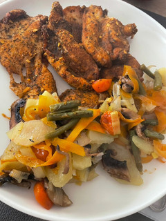 Una foto de Pollo al horno con verduras 🍗🍅