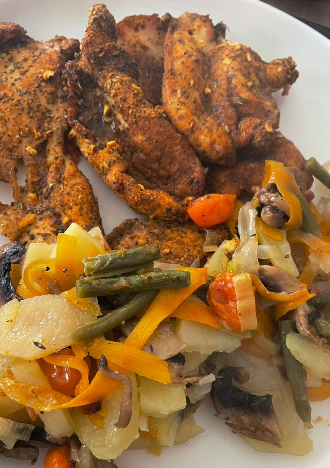 Una foto de Pollo al horno con verduras 🍗🍅