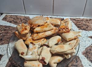 Una foto de Bocados de pizza y bocaditos dulces con dulce de leche