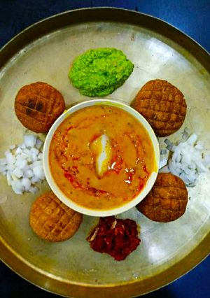 દાલબાટી (Dal Bati Recipe In Gujarati) રેસીપી મુખ્ય ફોટો