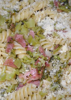 Una foto de Hélices con brócoli y jamón crudo