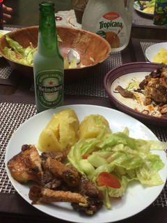 Una foto de Pollo y Cerdo a las Brasas, Ensalada de Lechuga y Papas Sancochadas