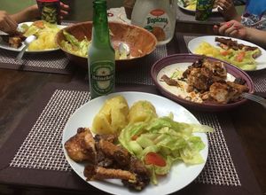 Una foto de Pollo y Cerdo a las Brasas, Ensalada de Lechuga y Papas Sancochadas