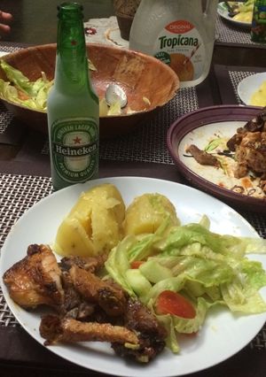 Una foto de Pollo y Cerdo a las Brasas, Ensalada de Lechuga y Papas Sancochadas