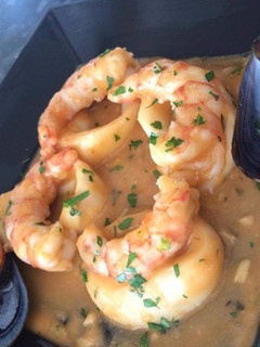 Una foto de Calamares en salsa de langostinos