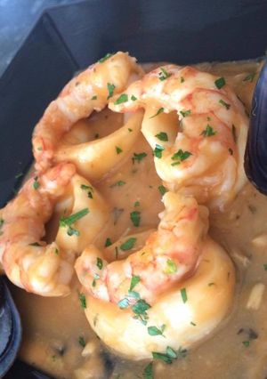 Una foto de Calamares en salsa de langostinos