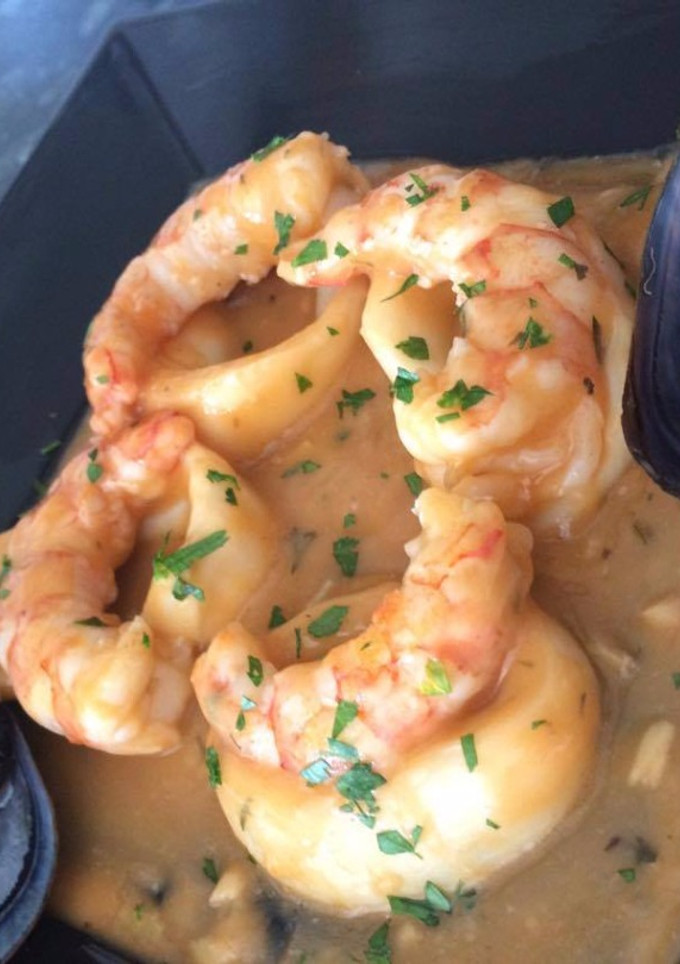 Una foto de Calamares en salsa de langostinos