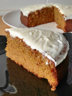 Una foto de Bizcocho de zanahoria con frosting de queso crema