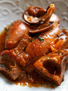 Una foto de Cazuela de calamares rellenos de pimiento asado y huevo codorniz