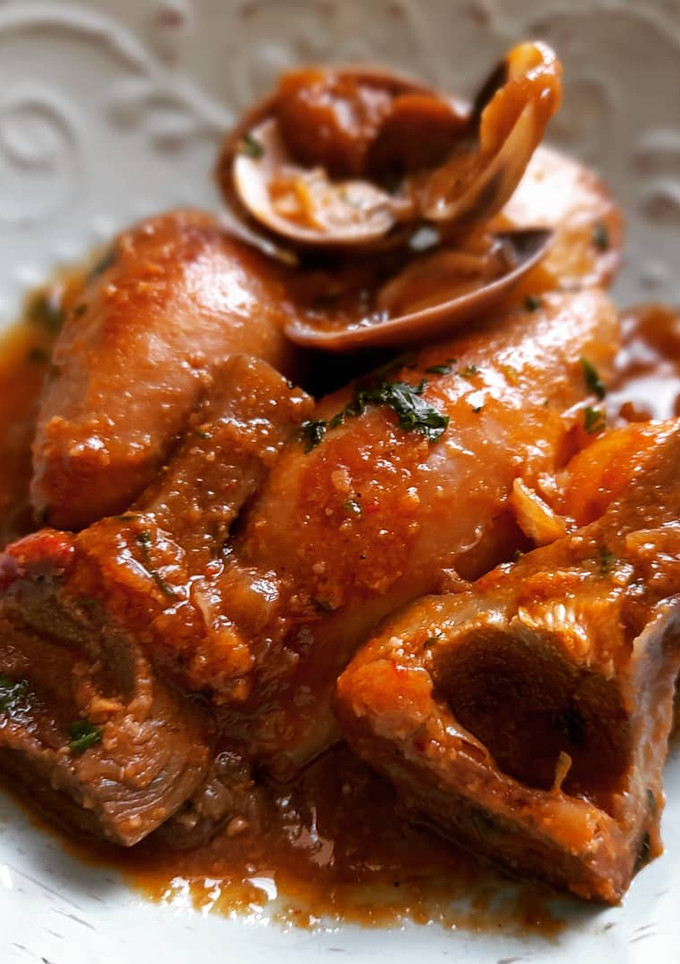 Una foto de Cazuela de calamares rellenos de pimiento asado y huevo codorniz