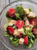 Ensalada fresca de lechuga y queso mantecoso