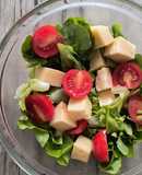 Ensalada fresca de lechuga y queso mantecoso