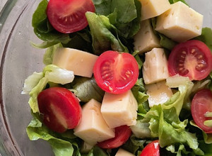 Una foto de Ensalada fresca de lechuga y queso mantecoso
