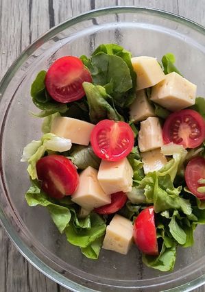 Una foto de Ensalada fresca de lechuga y queso mantecoso