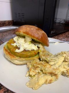 Una foto de Hamburguesa de curry con guacamole y Saint-Marcellin