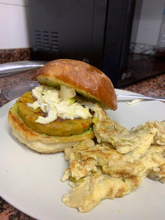 Una foto de Hamburguesa de curry con guacamole y Saint-Marcellin