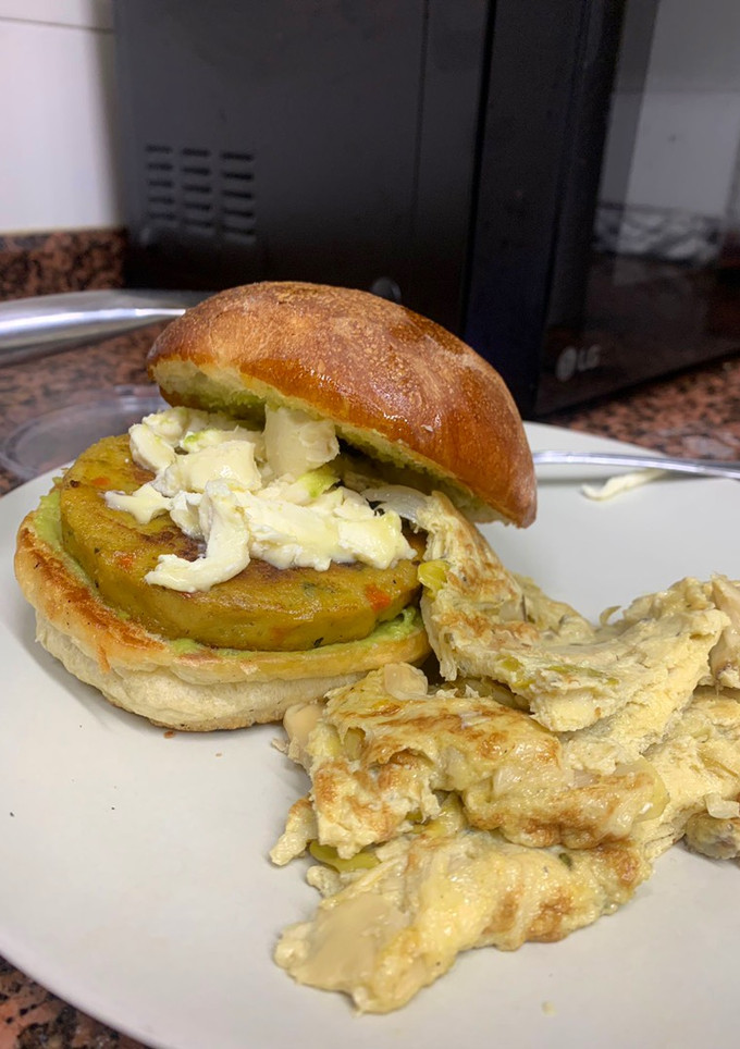 Una foto de Hamburguesa de curry con guacamole y Saint-Marcellin