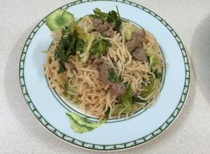 Hình của món Bún xào Rau xà lách và thịt bò.