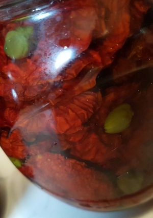 Foto di Pomodori secchi sott'olio, capperi, acciughe e peperoncino