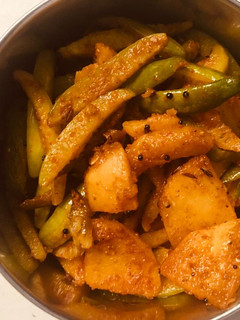 ટીંડોળા બટાકાનું શાક (Tindora Bataka Shak Recipe In Gujarati) રેસીપી મુખ્ય ફોટો