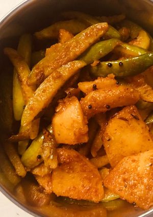 ટીંડોળા બટાકાનું શાક (Tindora Bataka Shak Recipe In Gujarati) રેસીપી મુખ્ય ફોટો