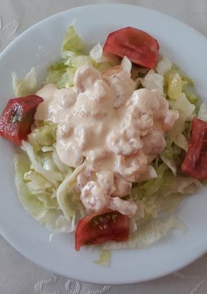 Una foto de Ensalada de lechuga tomate camarón