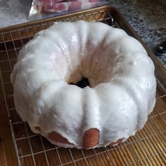 A picture of Vavo's Vanilla Lemon Bunt Cake.