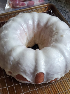 A picture of Vavo's Vanilla Lemon Bunt Cake.