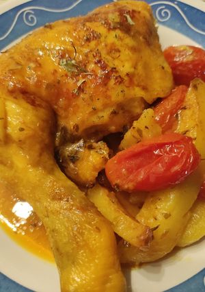 Foto principal de Pollo Asado al Vino Blanco y Orégano con Patatas al Pimentón y Cúrcuma y Cherrys