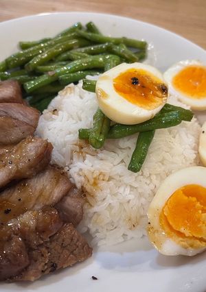 Hình của món Cơm thịt ram trứng và đậu xào tỏi.
