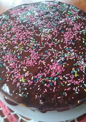 Una foto de Torta con crema y durazno bañado en chocolate