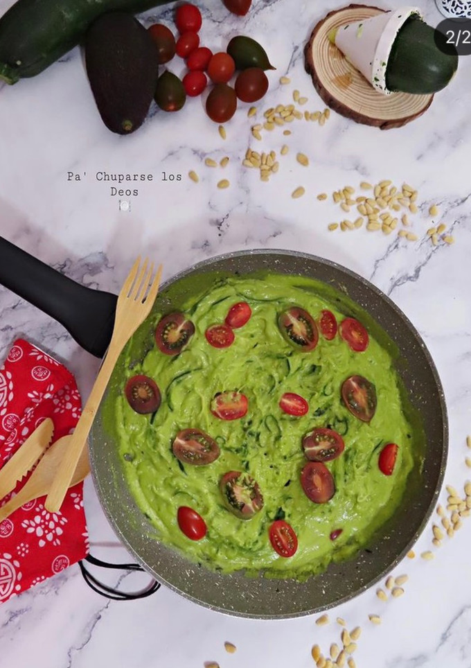 Una foto de 👩🏼‍🍳Espaguetis de calabacín con salsa de aguacate y piñones👩🏼‍🍳